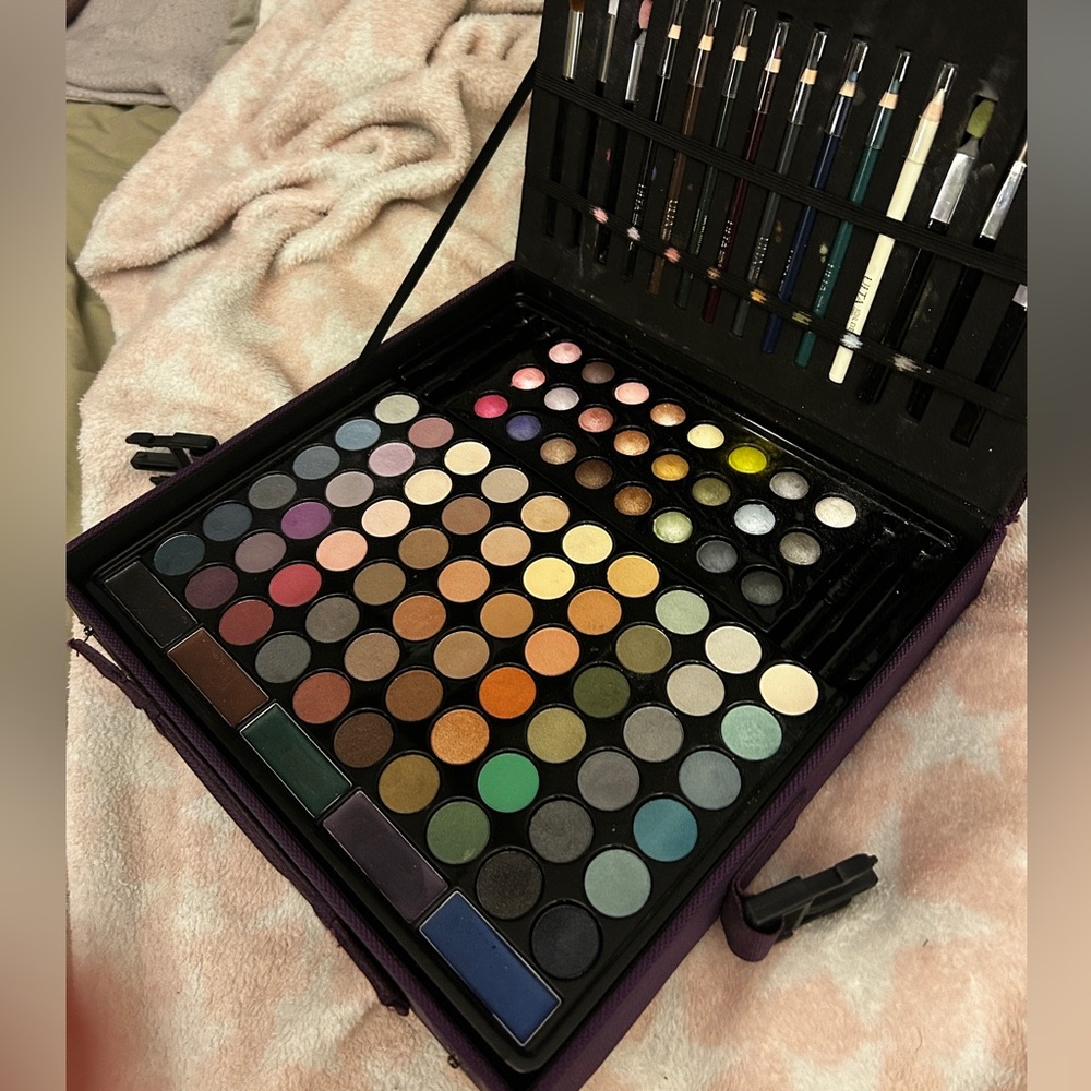 ULTA ultímate rainbow shimmer and matte artistry palette